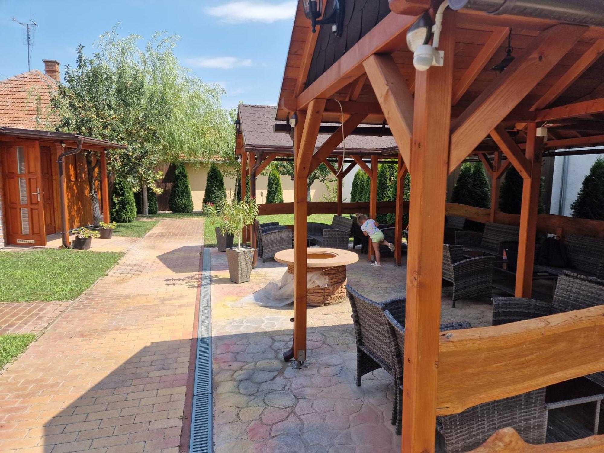 Holiday Apartmanhaz Gyula Ngoại thất bức ảnh