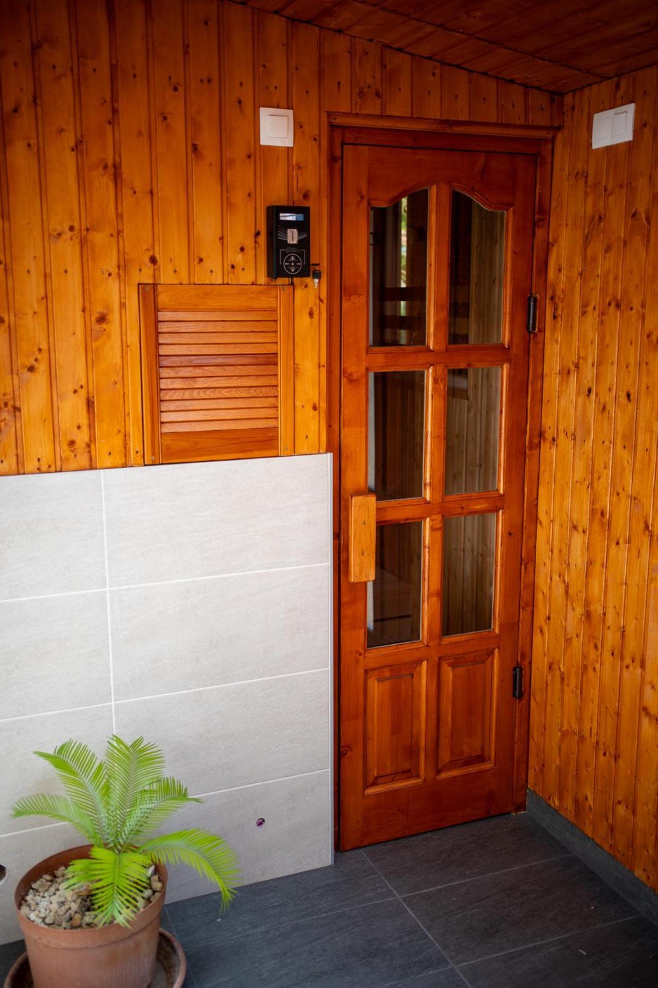 Holiday Apartmanhaz Gyula Ngoại thất bức ảnh