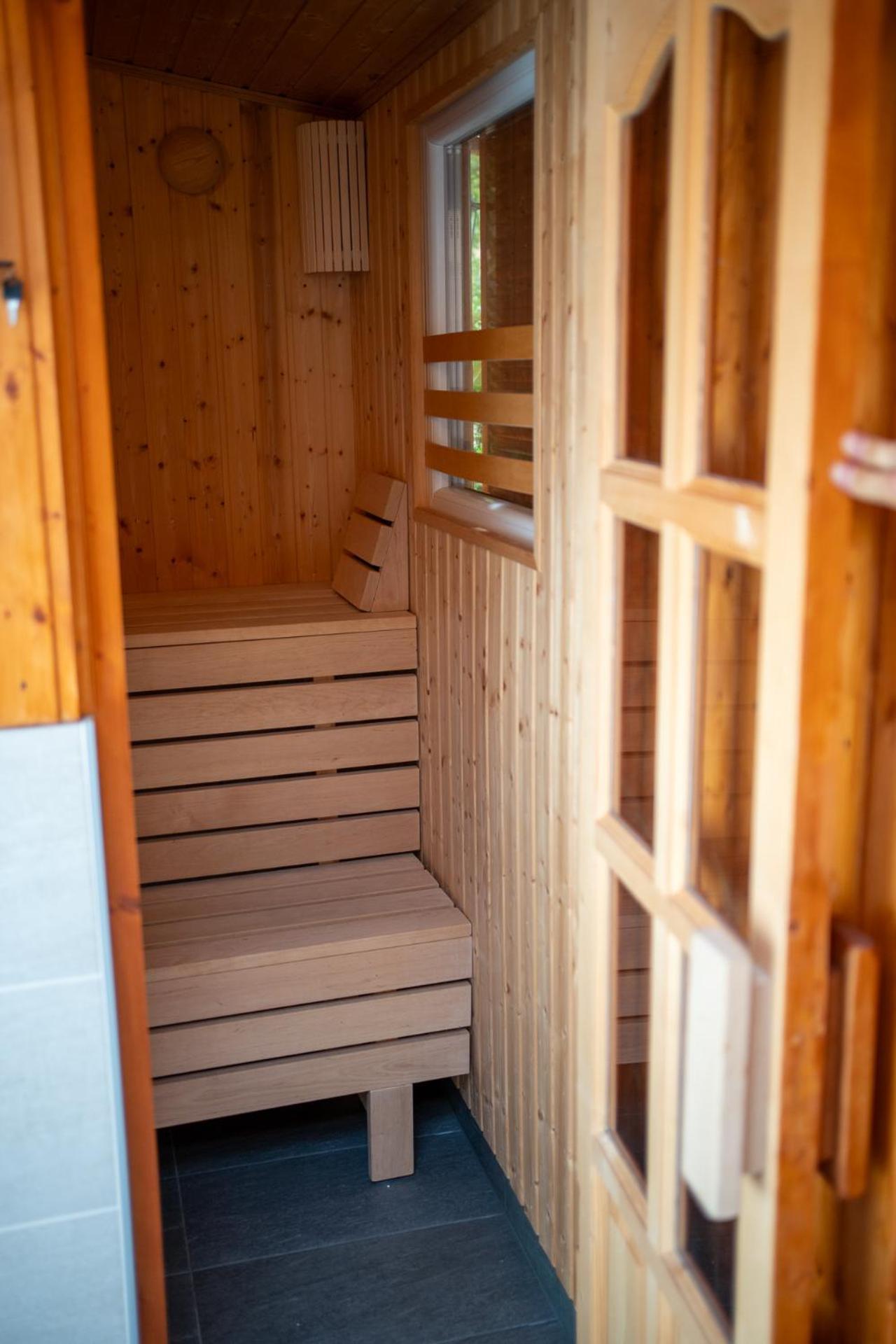 Holiday Apartmanhaz Gyula Ngoại thất bức ảnh