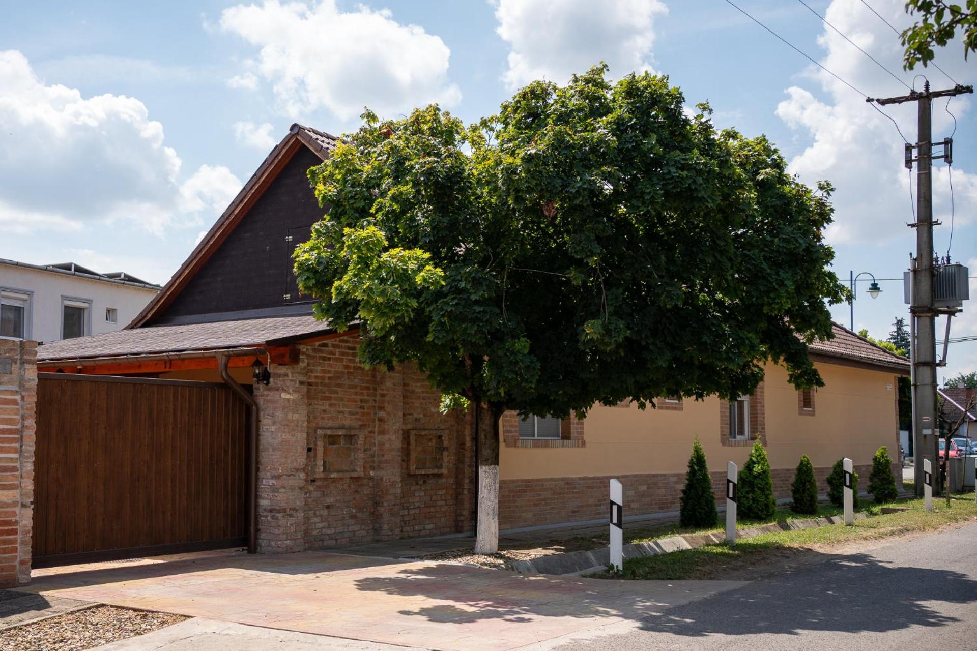 Holiday Apartmanhaz Gyula Ngoại thất bức ảnh