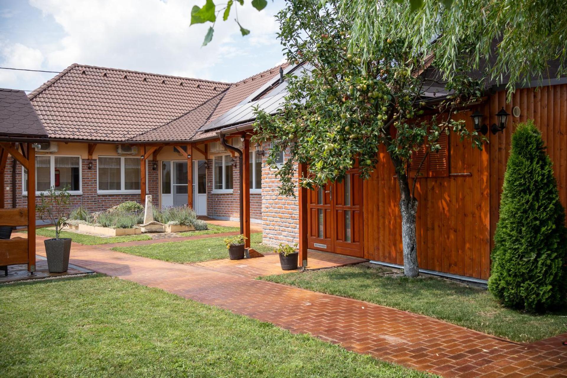 Holiday Apartmanhaz Gyula Ngoại thất bức ảnh